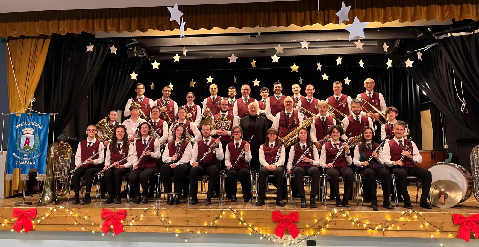 La Banda Sociale di Zambana al completo, con il gonfalone sociale, durante il concerto di Natale