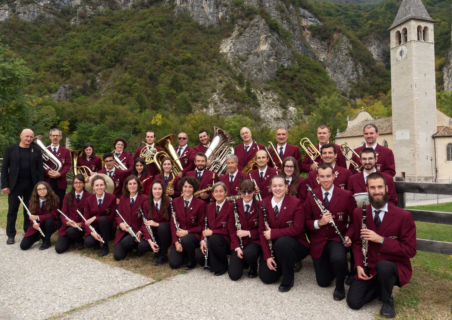 La Banda Sociale di Zambana in posa davanti al campanile di Zambana